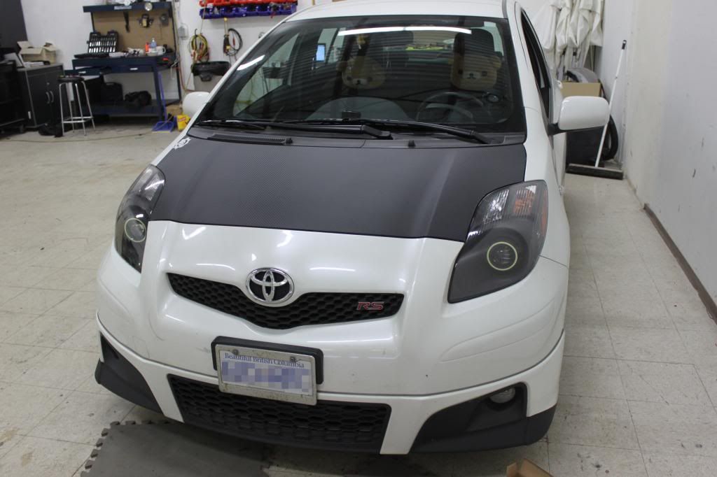 Toyota Yaris 2009 установка биксенона и ангельских глаз
